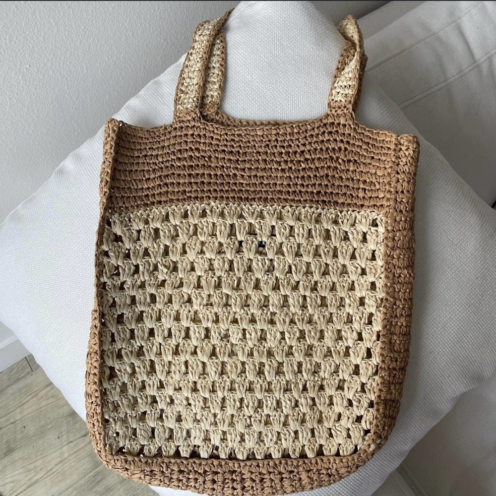 Zara Tote W/ Inside pocket.